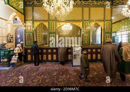 Una vista dell'intricato dipinto e decorazione all'interno del famoso Dastgeer sahib, un santuario a Srinagar, i devoti che offrono namaz. Foto Stock