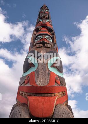 Due fratelli totem pole a Jasper, Canada dalla cultura Haida Foto Stock