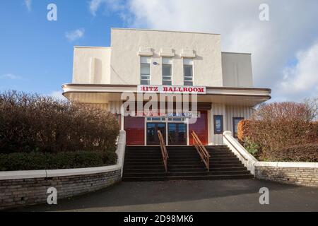 La sala da ballo Ritz, in stile art deco, un ex cinema ora convertito in una sala da ballo a Brighouse Foto Stock