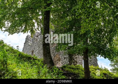 Le rovine del castello di Werdenfels si trovano a circa 262 metri di altezza La valle di Loisach tra Garmisch e Farchant nella contea Di Garmisch-Partenkirchen in Foto Stock