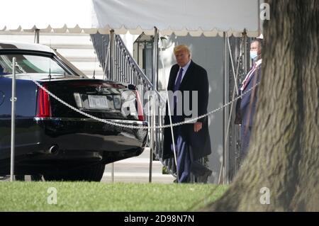 Washington, Stati Uniti. 03 Nov 2020. Il presidente degli Stati Uniti Donald J. Trump parte dalla Casa Bianca a Washington, DC per visitare i lavoratori della campagna elettorale nella RNC Annex di Arlington, Virginia, martedì 3 novembre 2020. Pho to byChris Kleponis/UPI Credit: UPI/Alamy Live News Foto Stock