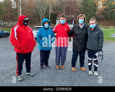 Oneida Township, Pennsylvania, Stati Uniti. 3 Nov 2020. Una famiglia di tre generazioni è arrivata prima che i sondaggi si aprano, compresi due elettori per la prima volta, per lanciare i loro voti insieme. La nonna Mary Dempsey (seconda da sinistra) è unita da Phil e Mary Jane Hawkins e dai nuovi elettori Brady e Jordan Hawkins. Credit: Sue Dorfman/ZUMA Wire/Alamy Live News Foto Stock