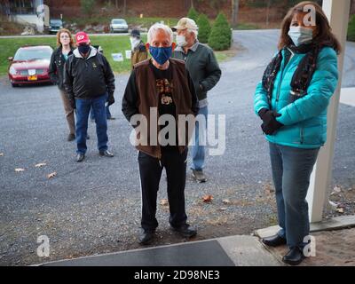 Oneida Township, Pennsylvania, Stati Uniti. 3 Nov 2020. Questi elettori della Pennsylvania hanno scelto di stare in linea già alle 6:30 in appena al di sopra delle temperature di congelamento per essere i primi a votare di persona al loro posto di scrutinio. Il polling è iniziato alle 7:00 AM ET. Credit: Sue Dorfman/ZUMA Wire/Alamy Live News Foto Stock