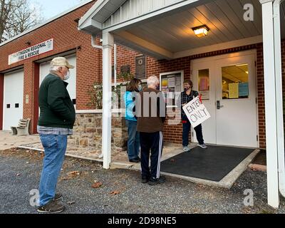 Oneida Township, Pennsylvania, Stati Uniti. 3 Nov 2020. Prima che i sondaggi si aprano, gli elettori in linea ricevono istruzioni sulle misure adottate in modo che gli elettori possano lanciare i propri voti in modo sicuro durante la pandemia. Credit: Sue Dorfman/ZUMA Wire/Alamy Live News Foto Stock