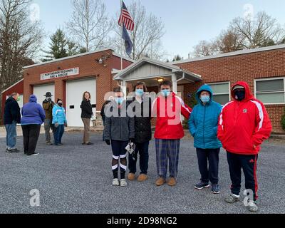 Oneida Township, Pennsylvania, Stati Uniti. 3 Nov 2020. Una famiglia di tre generazioni è arrivata prima che i sondaggi si aprano, compresi due elettori per la prima volta, per lanciare i loro voti insieme. La nonna Mary Dempsey (seconda da destra) è unita da Phil e Mary Jane Hawkins e dai nuovi elettori Brady e Jordan Hawkins. Credit: Sue Dorfman/ZUMA Wire/Alamy Live News Foto Stock