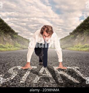 uomo d'affari su una strada pronta a correre. Concetto di motivazione Foto Stock