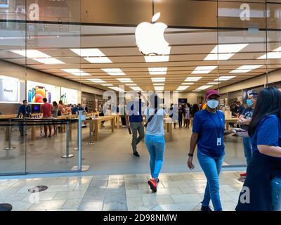 Orlando, FL/USA - 10/25/20: Le persone in attesa in coda presso il negozio Apple Store per guardare ed eventualmente acquistare i nuovi smartphone iPhone 12 e 12 Pro Foto Stock