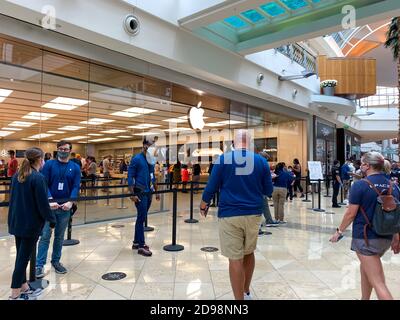 Orlando, FL/USA - 10/25/20: Le persone in attesa in coda presso il negozio Apple Store per guardare ed eventualmente acquistare i nuovi smartphone iPhone 12 e 12 Pro Foto Stock