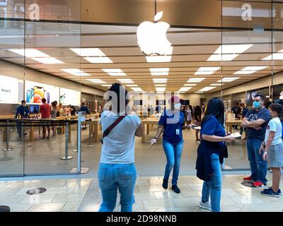 Orlando, FL/USA - 10/25/20: Le persone in attesa in coda presso il negozio Apple Store per guardare ed eventualmente acquistare i nuovi smartphone iPhone 12 e 12 Pro Foto Stock