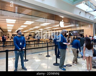 Orlando, FL/USA - 10/25/20: Le persone in attesa in coda presso il negozio Apple Store per guardare ed eventualmente acquistare i nuovi smartphone iPhone 12 e 12 Pro Foto Stock