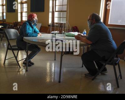 Huntingdon, Pennsylvania, Stati Uniti. 3 Nov 2020. L'elettore Carolina Kauff ascolta l'aereo del Clerk Dennis dell'elezione spiegare come compilare uno scrutinio provvisorio. Credit: Sue Dorfman/ZUMA Wire/Alamy Live News Foto Stock