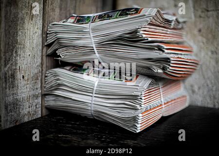 due pacchi di giornali in attesa di essere ritirati Foto Stock