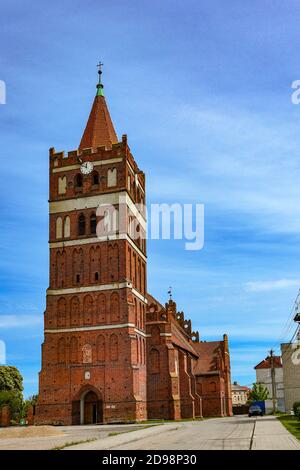 Vista della Chiesa di San Gran Martire Giorgio il vittorioso a Pravdinsk (ex chiesa luterana nella vecchia Friedland), Kaliningrad Regione, Russia Foto Stock