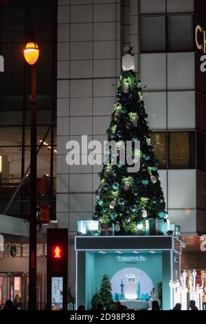 Decorazioni natalizie di Tiffany con albero di Natale illuminato e pupazzo di neve all'interno di un'enorme confezione regalo per selfie turistico a Shanghai, Cina, 12 05 2019 Foto Stock