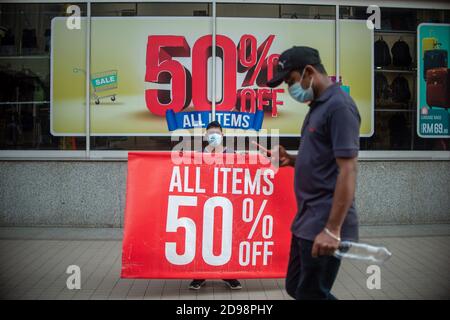 Kuala Lumpur, Malesia. 3 Nov 2020. Un uomo cammina in un negozio a Kuala Lumpur, Malesia, 3 novembre 2020. Credit: Chong Voon Chung/Xinhua/Alamy Live News Foto Stock