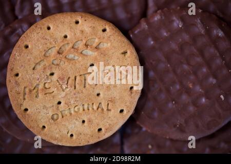 Biscotti digestivi al cioccolato al latte di McVitie Foto Stock