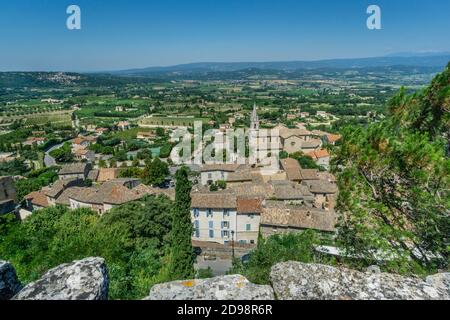 Vista dell'antico villaggio collinare del Luberon Bonnieux da rampards di Bonilis Castrum a église haute, la Chiesa superiore, dipartimento Vaucluse, Provenc Foto Stock