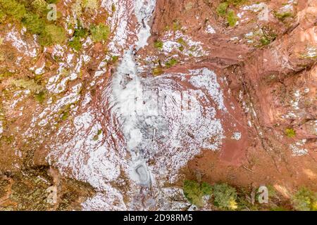 Drone immagine della caduta di acqua parzialmente congelata a Danton Hot Springs, Colorado Foto Stock