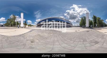 Visualizzazione panoramica a 360 gradi di MINSK, BIELORUSSIA - LUGLIO 2020: Panorama hdri sferico completamente senza giunture 360 vicino alla costruzione moderna dello stadio di complesso sportivo in proiettio equirettangolare