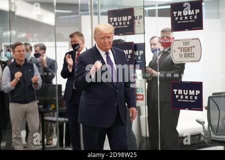 Arlington, Stati Uniti d'America. 03 Nov 2020. Il Presidente degli Stati Uniti Donald J. Trump visita i lavoratori della campagna presso l'annesso RNC ad Arlington, Virginia il giorno delle elezioni, martedì 3 novembre 2020.Credit: Chris Kleponis/Pool via CNP | Usage Worldwide Credit: dpa/Alamy Live News Foto Stock