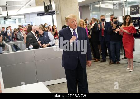 Arlington, Stati Uniti d'America. 03 Nov 2020. Il Presidente degli Stati Uniti Donald J. Trump visita i lavoratori della campagna presso l'annesso RNC ad Arlington, Virginia il giorno delle elezioni, martedì 3 novembre 2020.Credit: Chris Kleponis/Pool via CNP | Usage Worldwide Credit: dpa/Alamy Live News Foto Stock