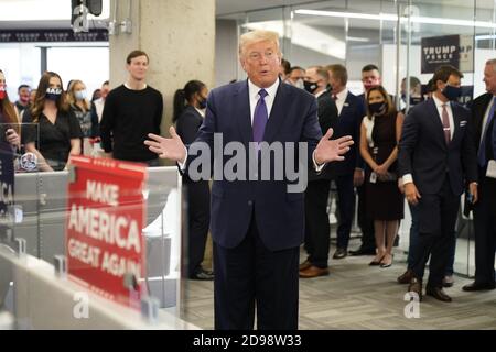 Arlington, Stati Uniti d'America. 03 Nov 2020. Il Presidente degli Stati Uniti Donald J. Trump visita i lavoratori della campagna presso l'annesso RNC ad Arlington, Virginia il giorno delle elezioni, martedì 3 novembre 2020.Credit: Chris Kleponis/Pool via CNP | Usage Worldwide Credit: dpa/Alamy Live News Foto Stock