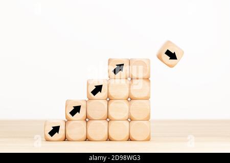 Il crollo del mercato azionario o il concetto di crisi dell'economia finanziaria. Concetto di incertezza aziendale e idea di rischio. Spazio di copia Foto Stock