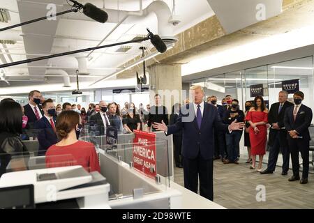 Arlington, Stati Uniti. 03 Nov 2020. Il presidente Donald Trump visita l'annesso RNC ad Arlington, Virginia, il giorno delle elezioni, martedì 3 novembre 2020. La nazione va alle urne per decidere chi sarà il prossimo presidente degli Stati Uniti. Foto di Chris Kleponis/UPI Credit: UPI/Alamy Live News Foto Stock