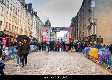 Besucher in der Royal Mile von Edinburgh Beim Fringe festival 13. Agosto 2019 Foto Stock