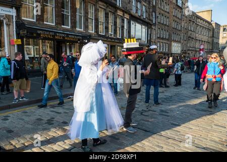 Akteure im Titanic Kostüm in der Royal Mile von Edinburgh beim Fringe festival 13. Agosto 2019 Foto Stock