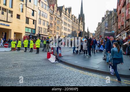 Besucher in der Royal Mile von Edinburgh Beim Fringe festival 13. Agosto 2019 Foto Stock