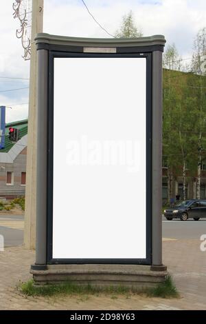 Design pubblicitario con stucco rettangolare verticale bianco. Un banner in città in estate. Un cartellone con un posto per lo spazio di testo e di copia. Foto Stock