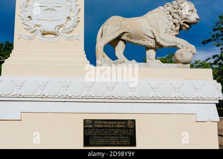 I Lions Medici con una targa commemorativa della dichiarazione dell'UNESCO accanto all'ingresso del Parco José Martí, Cienfuegos, Cuba, America Latina e Th Foto Stock