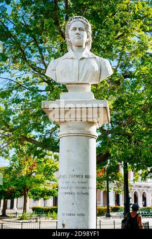 Monumento al poeta Clotilde Antonia del Carmen Rodríguez López 'la hija de Damují', nato a Cienfuegos. Parco Jose Marti. Cienfuegos, Cuba, Ame Latina Foto Stock