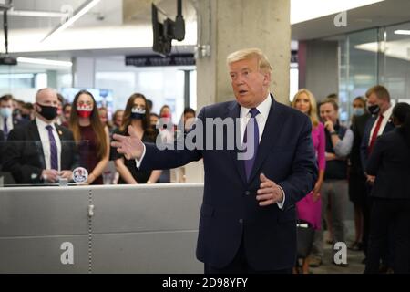 Arlington, Virginia, Stati Uniti. 03 Nov 2020. Il Presidente degli Stati Uniti Donald J. Trump visita i lavoratori della campagna all'annesso RNC ad Arlington, Virginia il giorno delle elezioni, martedì 3 novembre 2020.Credit: Chris Kleponis/Pool via CNP /MediaPunch Credit: MediaPunch Inc/Alamy Live News Foto Stock