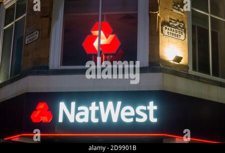 Logo NAT West Bank sopra l'ingresso nel centro città di Liverpool Foto Stock