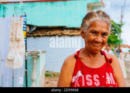 Ritratto della vecchia donna cubana che guarda la macchina fotografica. Trinidad, Sancti Spíritus, Cuba, America Latina e Caraibi Foto Stock