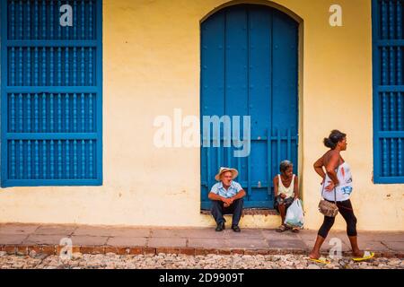 Anziani cubani seduti sui gradini della porta di un edificio coloniale. Trinidad, Sancti Spíritus, Cuba, America Latina e Caraibi Foto Stock