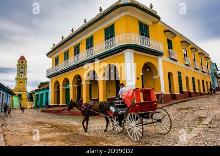 Carrozza a cavallo accanto al Museo Romantico, sullo sfondo il campanile del Convento di San Francisco, attuale Museo Nacional de la Lucha Contra Ba Foto Stock