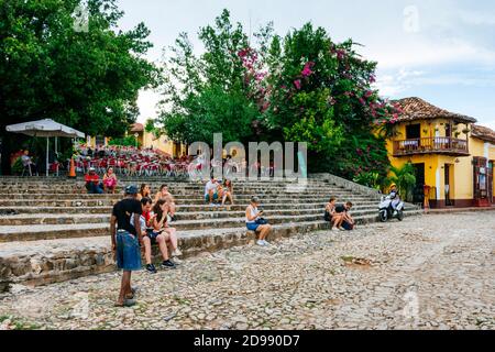 Un punto d'incontro centrale sono le scale della Casa de la Música accanto a Plaza Mayor. Trinidad, Sancti Spíritus, Cuba, America Latina e Caraibi Foto Stock