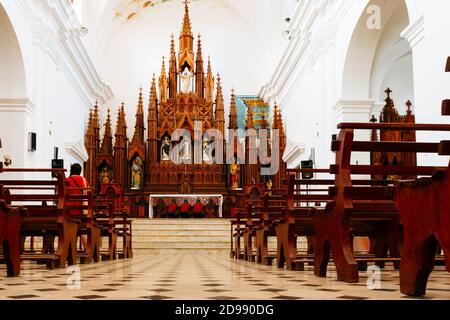 Navata centrale e altare maggiore. Chiesa della Santissima Trinità - Iglesia de la Santísima Trinidad. Trinidad, Sancti Spíritus, Cuba, America Latina e Caraibi Foto Stock