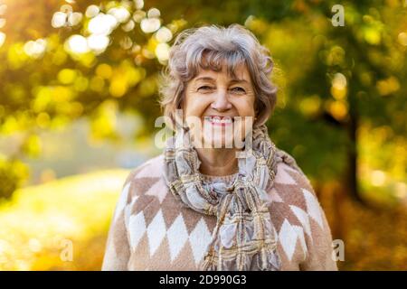 Ritratto di una donna anziana felice all'aperto in autunno Foto Stock