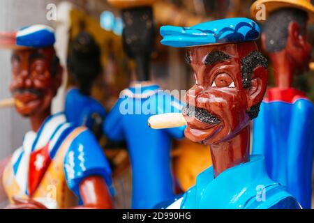 Sculture in legno ispirate alla cultura afro-cubana in vendita come souvenir per i turisti. Trinidad, Sancti Spíritus, Cuba, America Latina e Caraibi Foto Stock