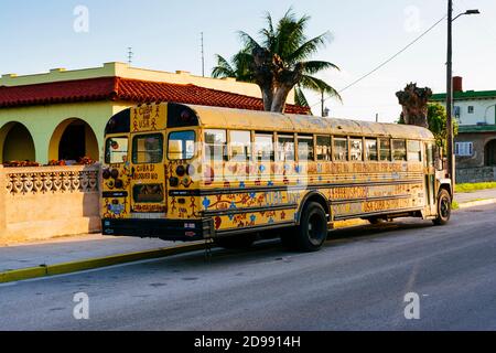 Autobus giallo americano per le scuole, dato per aiutare USA - Cuba relazioni. Varadero, Cárdenas, Matanzas, Cuba, America Latina e Caraibi Foto Stock