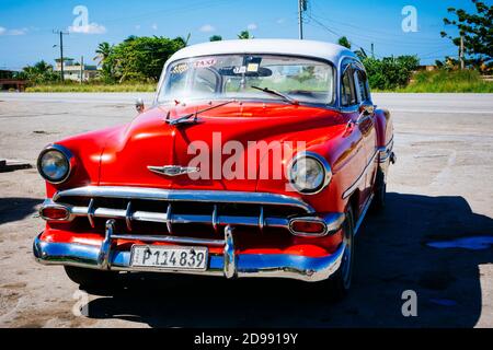 1954 Chevrolet Bel Air berlina 4 porte parcheggiata. Parador El Peñón del Fraile, zona della stazione di servizio. Vía Blanca km 52, Santa Cruz del Norte. Mayabeque, Cuba Foto Stock