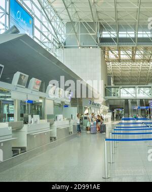 Francoforte, Germania - 29 agosto 2018: persone all'aeroporto di Frankfurt am Main hall. L'aeroporto di Francoforte è il più trafficato aeroporto per il traffico di passeggeri in Germa Foto Stock