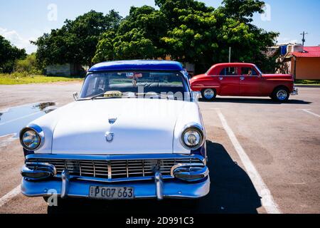 1956 Ford Customline berlina parcheggiata. Parador El Peñón del Fraile, zona della stazione di servizio. Vía Blanca km 52, Santa Cruz del Norte. Mayabeque, Cuba, latino A. Foto Stock