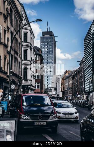 Berlino / Germania - 13 maggio 2019: Scena stradale a Berlino, traffico giornaliero su strade strette con architettura antica e moderna Foto Stock