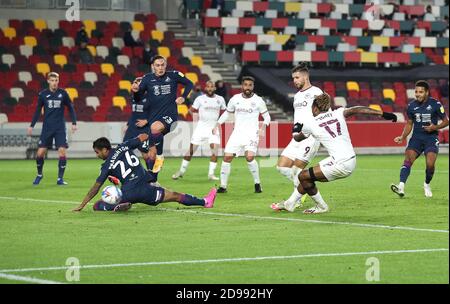 Ivan Toney di Brentford (seconda a destra) segna il suo primo gol della partita durante la partita dello Sky Bet Championship al Brentford Community Stadium di Londra. Foto Stock