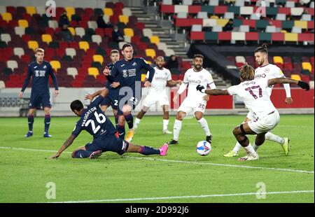 Ivan Toney di Brentford (seconda a destra) segna il suo primo gol della partita durante la partita dello Sky Bet Championship al Brentford Community Stadium di Londra. Foto Stock